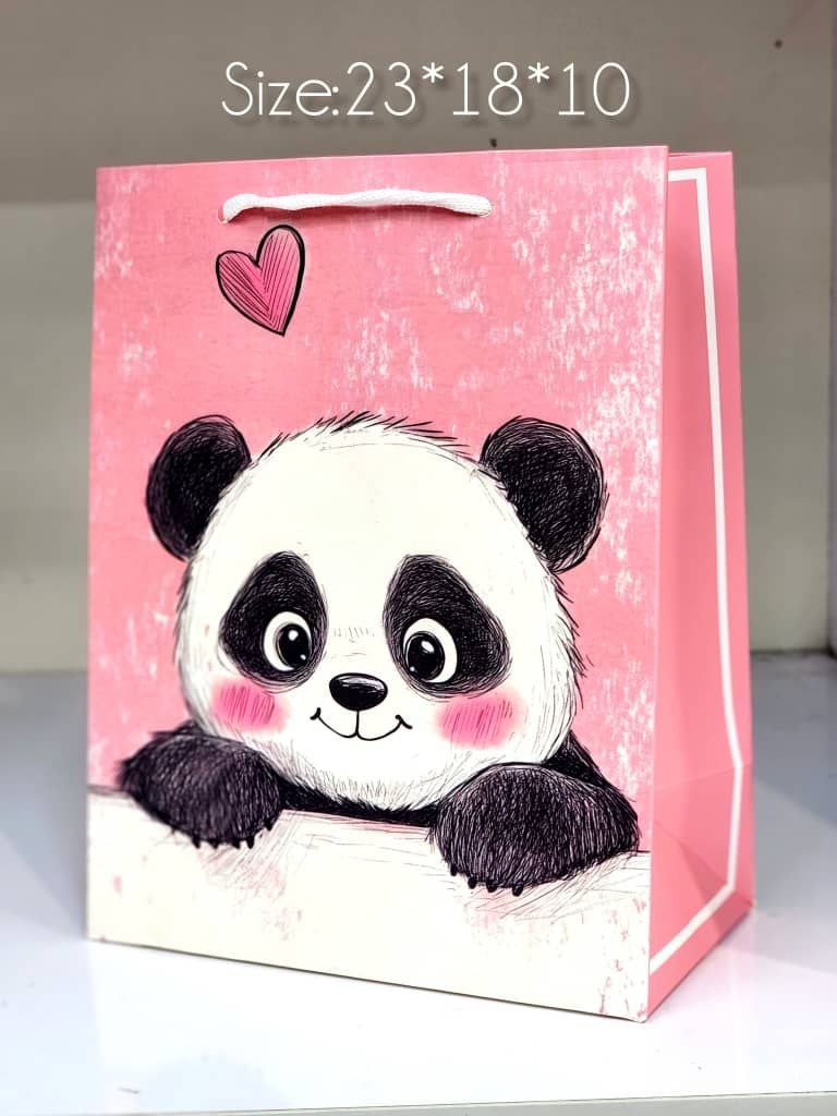 بگ سایز a5 طرح پانداجنس مقوا ۲۳۰گرم رنگ بندی تک می‌باشد  ابعاد ۲۳*۱۸*۱۰. قیمت محصول عمده می‌باشد